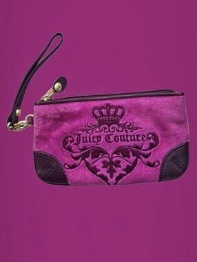 👑Juicy Couture Vintage  Magenta Velvet Wristlet With Embroidered Crest